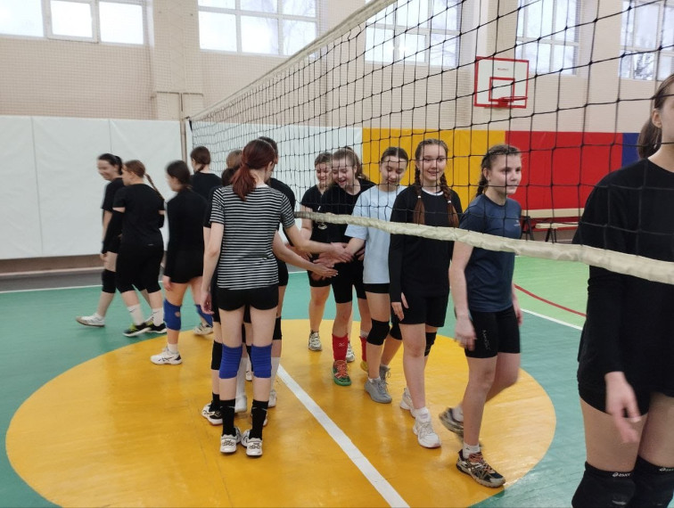 Сегодня продолжилась серия товарищеских игр по волейболу.
